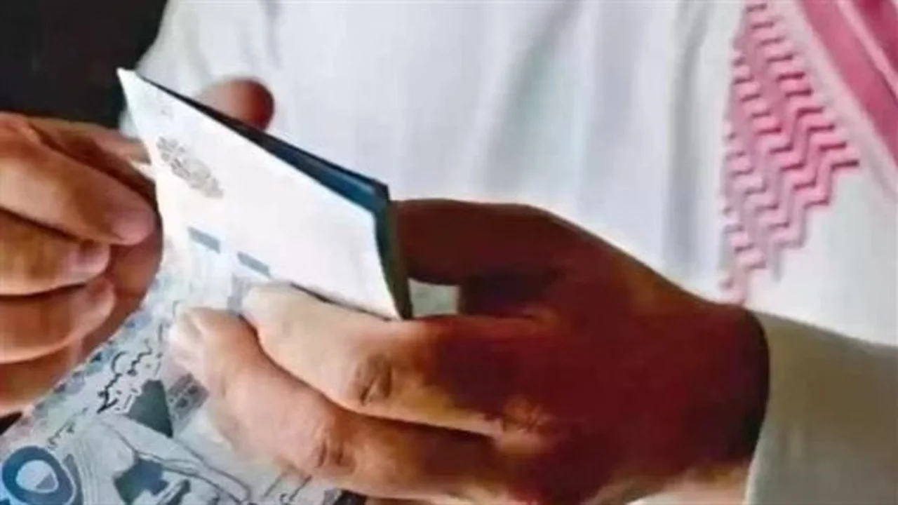 بشكل إلكتروني.. آلية متابعة مستحقات الموظفين عبر منصة اعتماد في السعودية